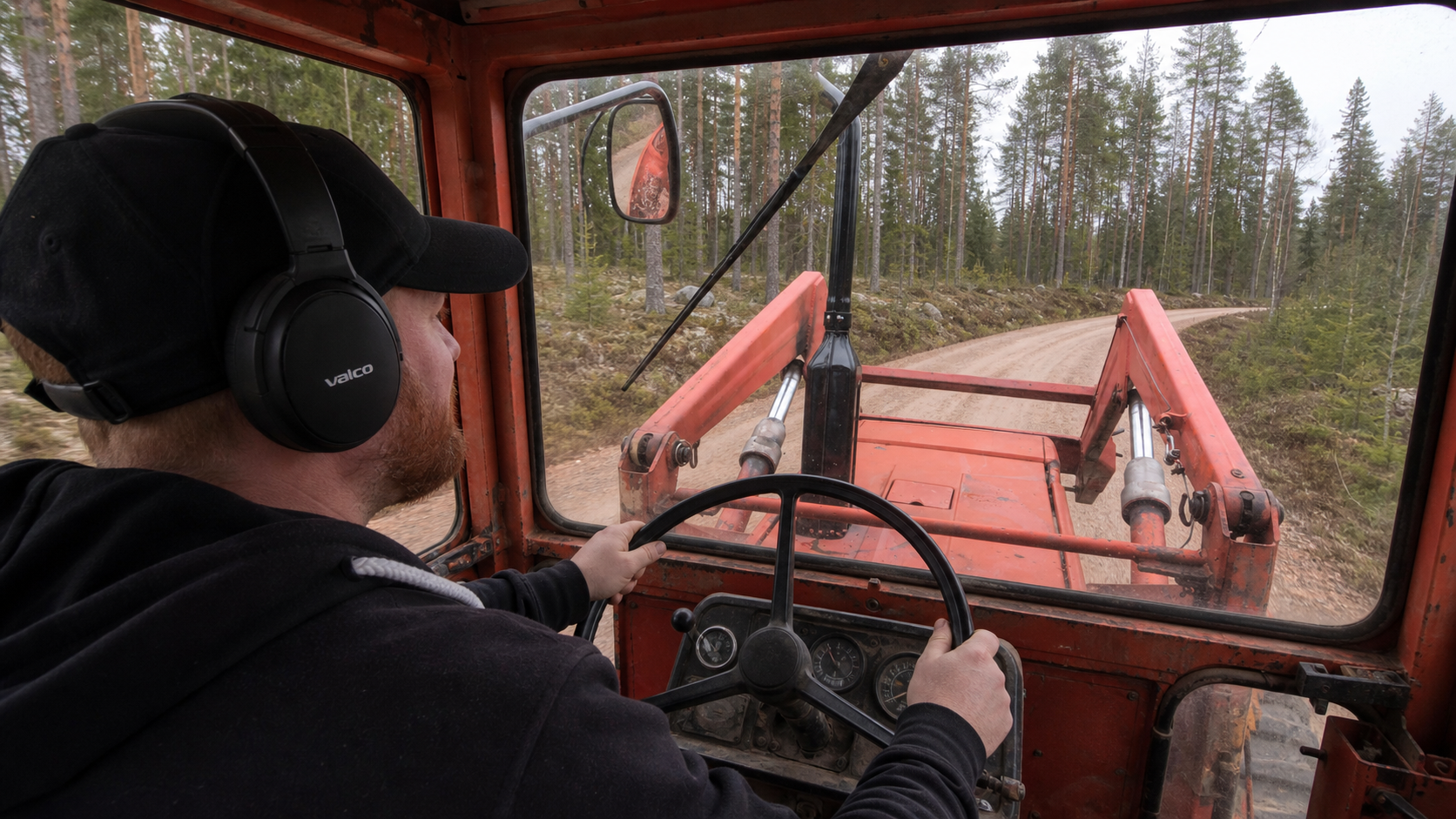 Hannes traktorin hytissä Valco-kuulokkeet päässä