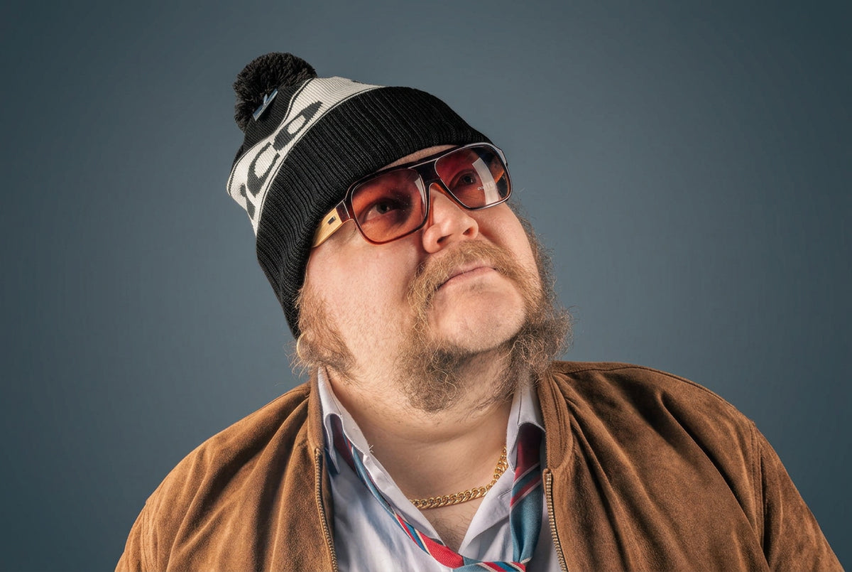 Henkilö mustassa Valco-pipossa