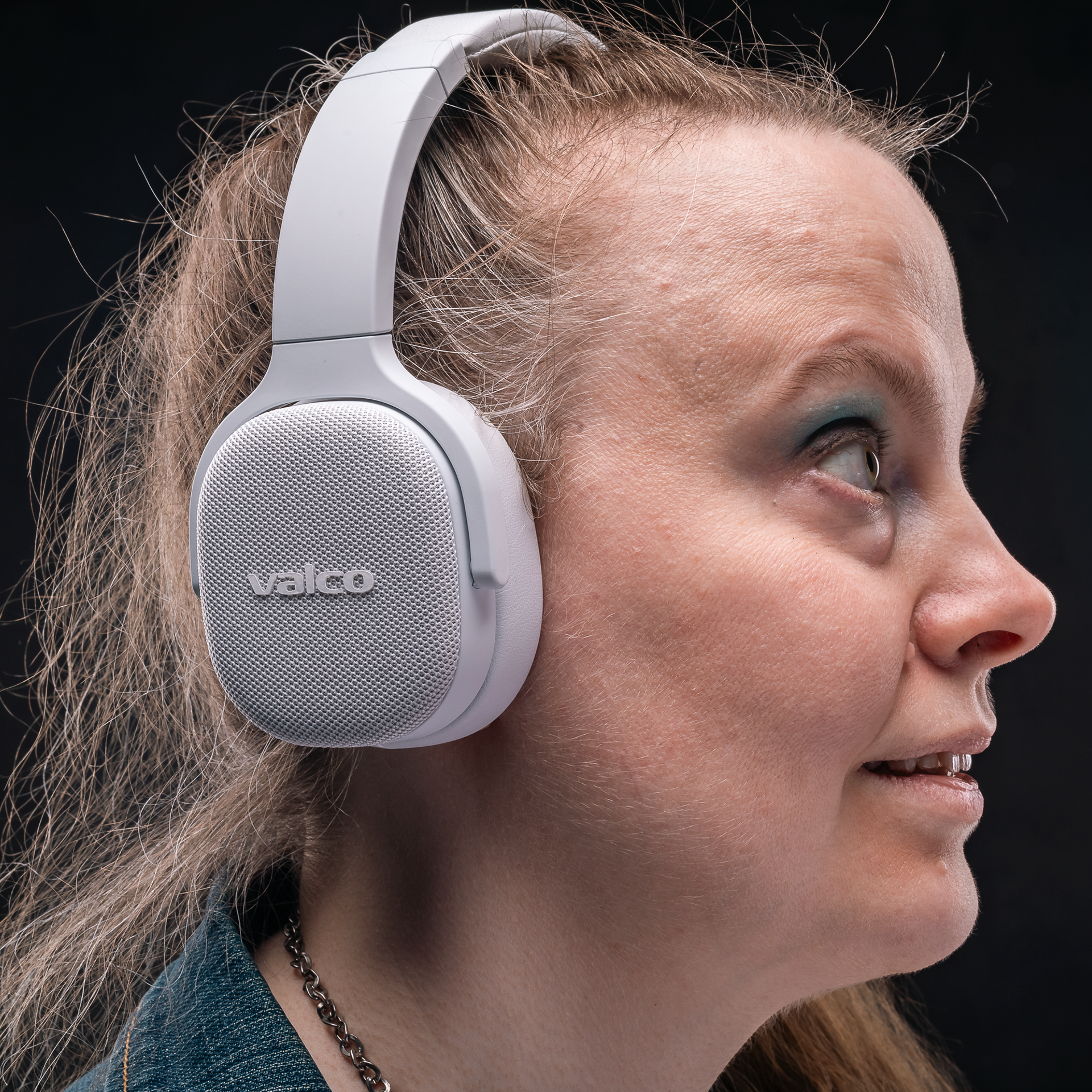 Designed for small heads. Fits big ones too.